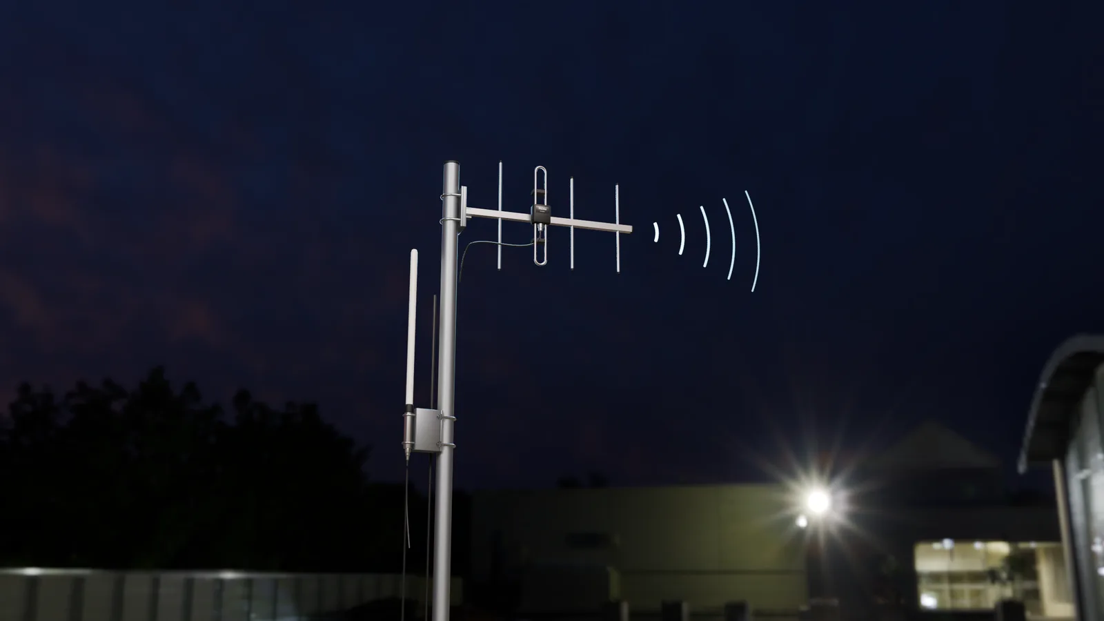 Gece çatı direğinde uzak noktaya yönlü Yagi ve J-pole anten; Yagi yönünde RF dalgaları